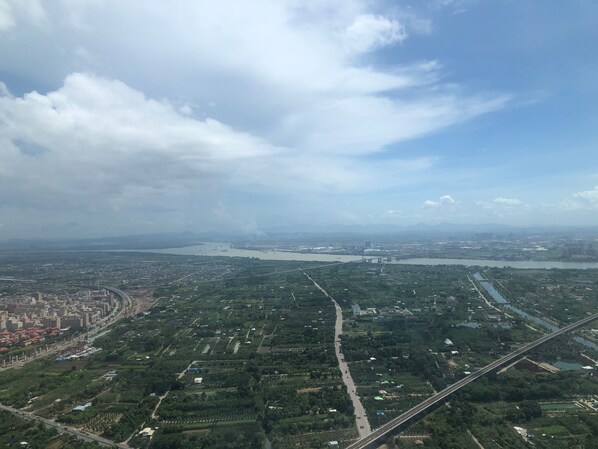 Vista aérea de una ciudad con un río, puentes y zonas verdes.