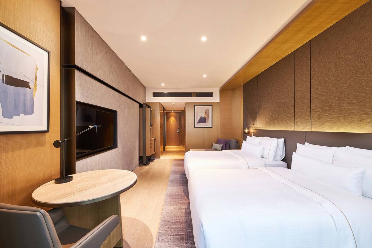 ห้องพัก, เตียงใหญ่ 2 เตียง, วิวแม่น้ำ | เครื่องนอนระดับพรีเมียม, มินิบาร์, ตู้นิรภัยในห้องพัก, โต๊ะทำงาน
