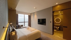 Club Suite, 1 Bedroom (Renewal Suite) | Premium bedding, minibar, in-room safe, desk - The Westin Zhongshan Guzhen (Zhongshan)