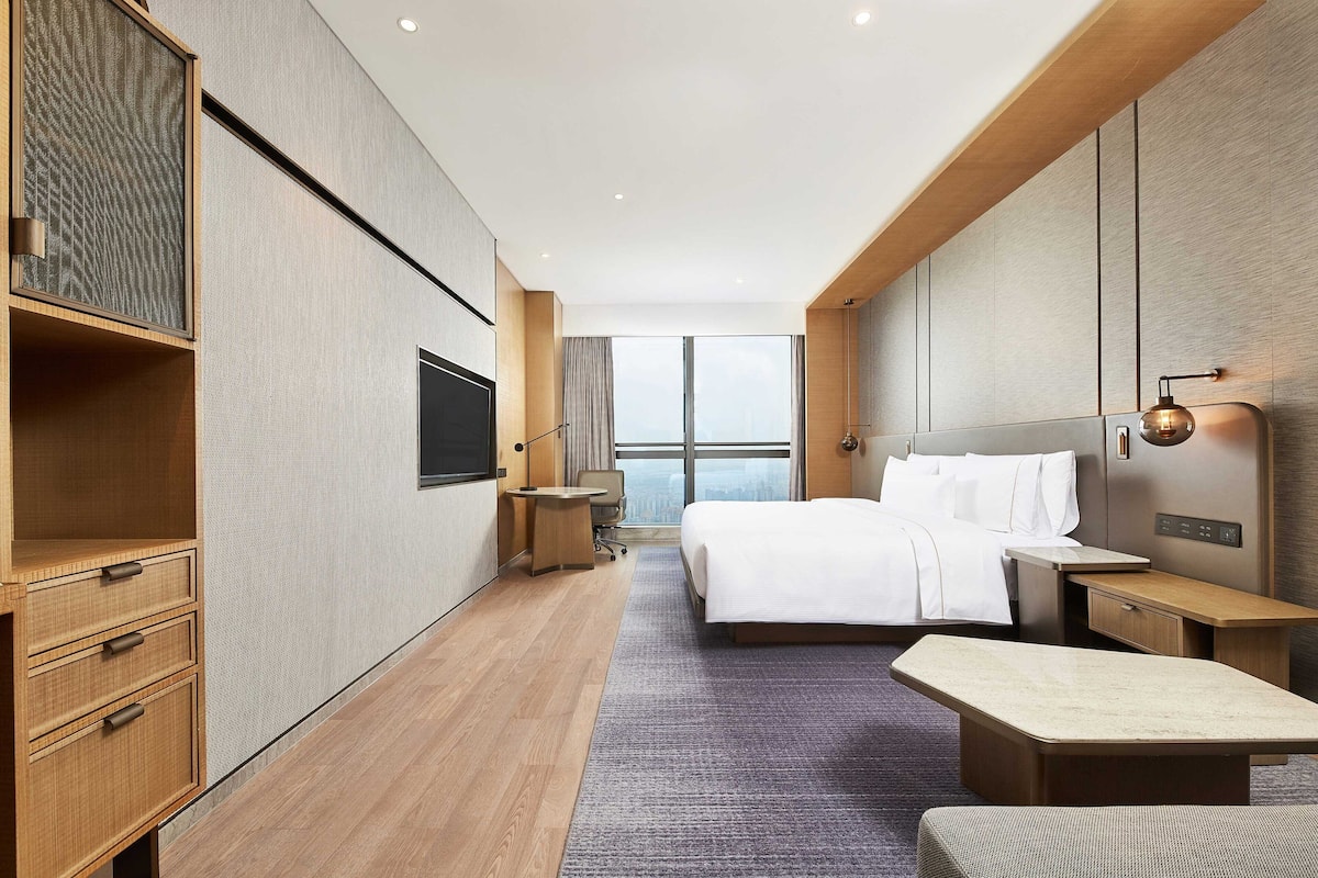 Premium bedding, minibar, in-room safe, desk