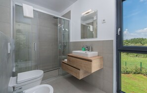 Douche, sèche-cheveux, bidet, serviettes fournies