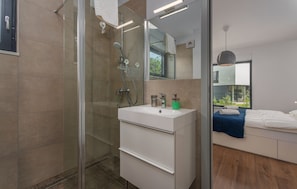 Shower, hair dryer, bidet, towels