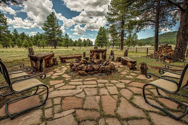 Property grounds - Bull Elk Lodge a cozy cabin in the woods of Northern Arizona (Williams)