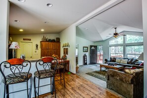 Smart TV, fireplace, DVD player, video library - Bull Elk Lodge a cozy cabin in the woods of Northern Arizona (Williams)