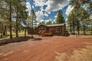 Property grounds - Bull Elk Lodge a cozy cabin in the woods of Northern Arizona (Williams)