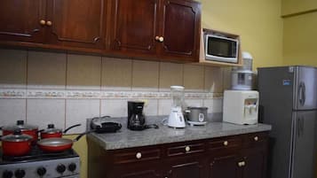 Kühlschrank, Mikrowelle, Ofen, Wasserkocher mit Kaffee-/Teezubehör