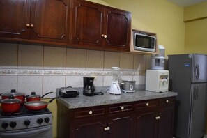 Kühlschrank, Mikrowelle, Ofen, Wasserkocher mit Kaffee-/Teezubehör