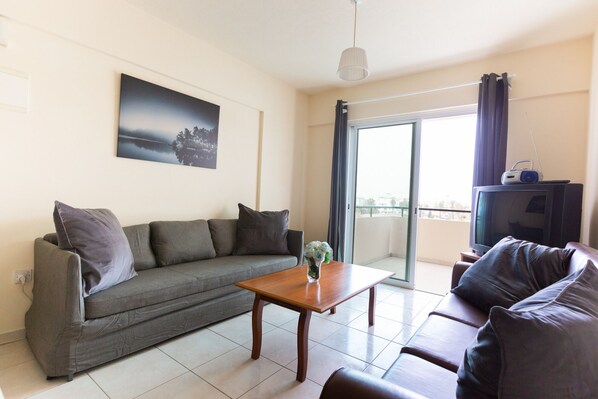 Living area - Andreas City Pool Apartment (Larnaka)