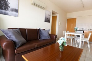 Living area - Andreas City Pool Apartment (Larnaka)