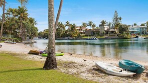 Beach - Coral Gate 40 - Absolute Waterfront - Min. 3 Night Stays! (Tweed Heads)