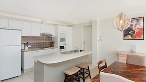 Fridge, microwave, stovetop, dishwasher