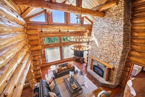 テレビ、暖炉、テーブルサッカー台