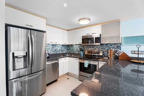 ثلاجة، ميكروويف، فرن، موقد طهي مسطح