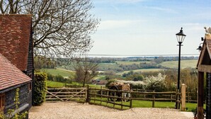Property grounds - Modern Rustic 2 Bed Converted Stable - High up the Kent Downs (Ashford)