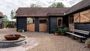 Exterior - Modern Rustic 2 Bed Converted Stable - High up the Kent Downs (Ashford)