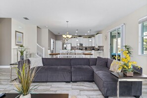 Casa básica, 6 habitaciones, alberca privada (5 Bathrooms) | Área de sala de estar | Televisión de pantalla plana