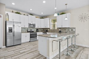 Basic House, 6 Bedrooms, Private Pool (5 Bathrooms) | Private kitchen