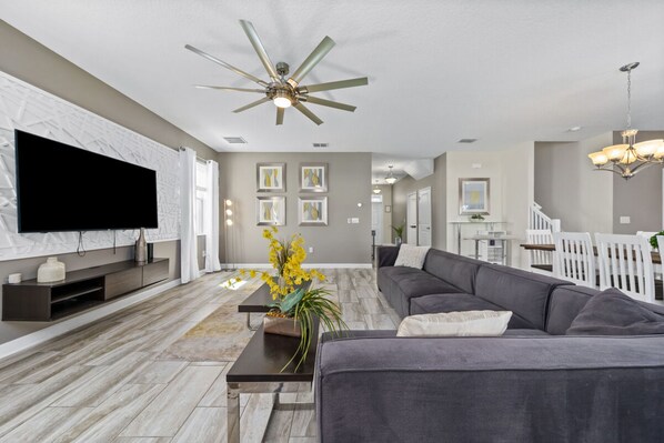 Basic House, 6 Bedrooms, Private Pool (5 Bathrooms) | Living area