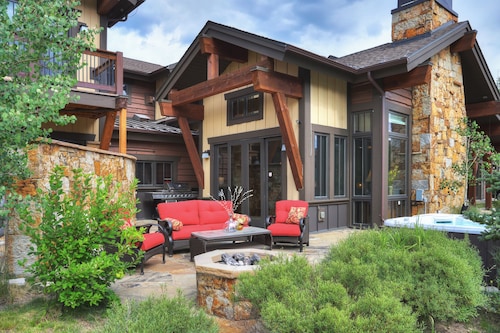 Lone Star Lodge: High End Property-On the River-Hot Tub & Private Ski Shuttle. Dog Friendly.
