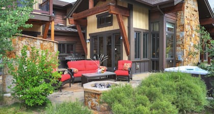 Lone Star Lodge: High End Property-On the River-Hot Tub & Private Ski Shuttle. Dog Friendly.
