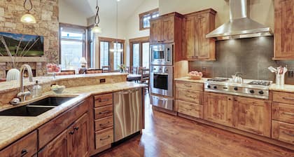 Lone Star Lodge: High End Property-On the River-Hot Tub & Seasonal Shuttle.