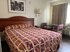 غرفة كلاسيكية للاستخدام الفردي | ستائر تعتيم وملاءات أسرّة