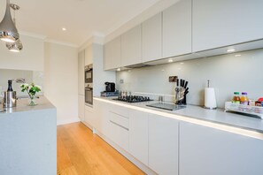 Microwave, oven - Concord Apartments Kew 1 Bedroom w\Parking (Brentford)