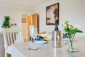 Dining - Concord Apartments Kew 1 Bedroom w\Parking (Brentford)