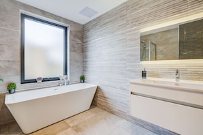 Towels - Concord Apartments Kew 1 Bedroom w\Parking (Brentford)