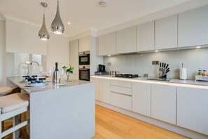 Microwave, oven - Concord Apartments Kew 1 Bedroom w\Parking (Brentford)