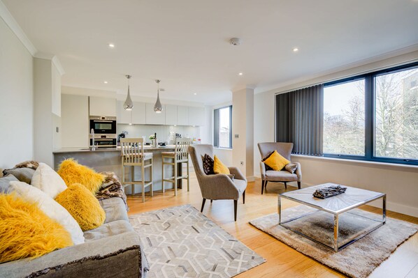 TV - Concord Apartments Kew 1 Bedroom w\Parking (Brentford)