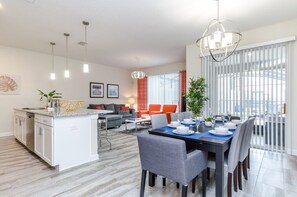 Maison mitoyenne, 4 chambres, piscine privée (3 Bathrooms) | Salle à manger