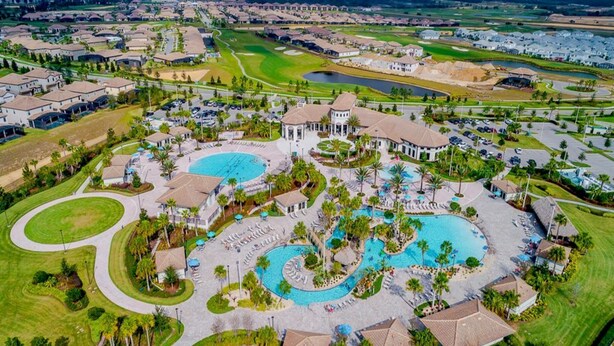 Eine Vogelperspektive zeigt ein Resort mit mehreren Schwimmbecken, einem Golfplatz und Wohnhäusern.