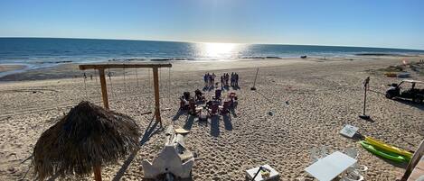 Sur la plage, chaise longue