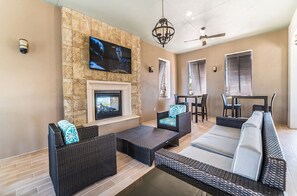 Casa básica, piscina particular (9 Bedrooms, 6 Bathrooms) | Vista para o resort