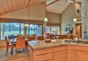 Dining - Luxurious home on the golf course (Sunriver)