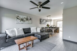 Smart TV, DVD player - Modern Farmhouse new construction - Camelback Mountain Direct View (Scottsdale)