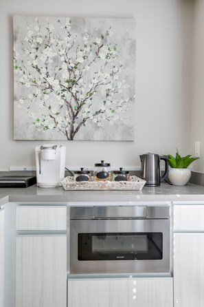 Fridge, microwave, oven, stovetop - Modern Farmhouse new construction - Camelback Mountain Direct View (Scottsdale)