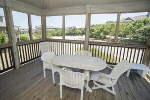 Outdoor dining - Beach Equipment - Linens - Keurig - GIANT Community Pool! (Duck)