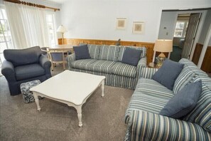 TV, fireplace - Beach Equipment - Linens - Keurig - GIANT Community Pool! (Duck)