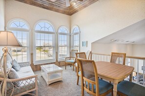 Fernseher, Kamin, DVD-Player, Stereoanlage