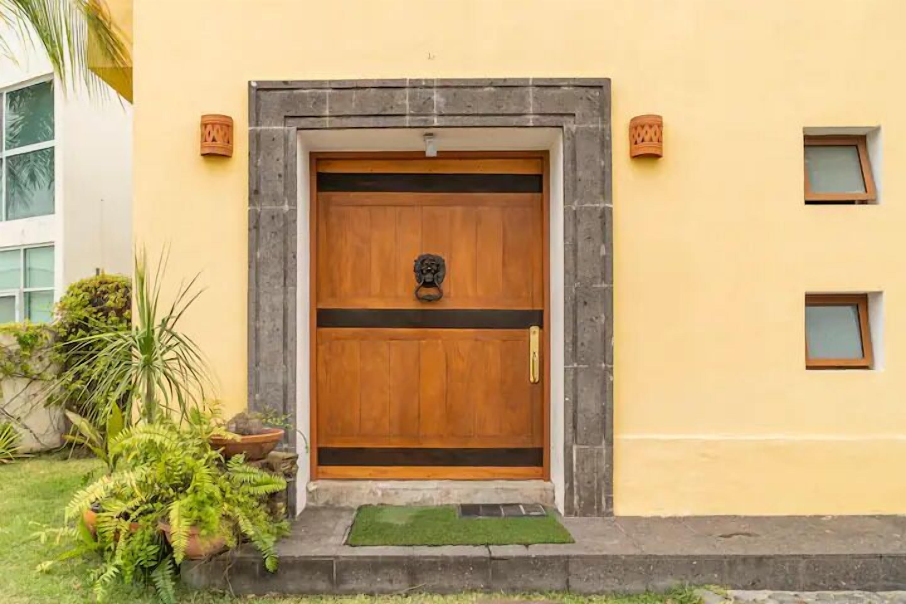 Pintu masuk properti