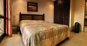 Luxury-Apartment, 3 Schlafzimmer, Poolzugang, Meerblick | 3 Schlafzimmer, Zimmersafe, individuell dekoriert