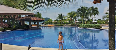 6 outdoor pools, free pool cabanas, pool umbrellas