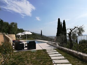 Una piscina al aire libre de temporada (de 08:00 a 20:00), sombrillas