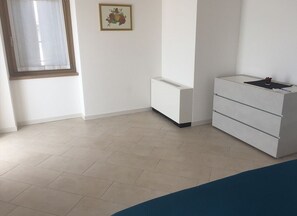Apartamento panorámico | 1 dormitorio, caja fuerte, sistema de insonorización y cuna de viaje