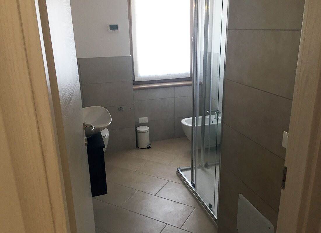 Ein Badezimmer mit Toilette, Waschbecken und Duschbereich.