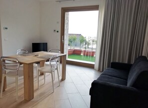 Apartemen Keluarga | Ruang keluarga | TV layar datar