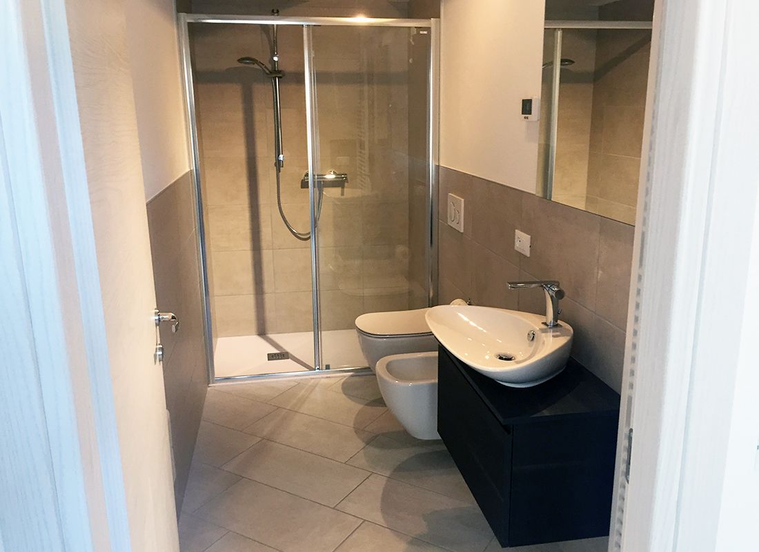 Standaard appartement, 1 slaapkamer, uitzicht op meer | Badkamer | Een douche, een regendouche, gratis toiletartikelen, een bidet