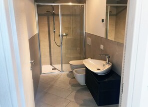 Standard-Apartment, 1 Schlafzimmer, Seeblick | Badezimmer | Dusche, Regendusche, kostenlose Toilettenartikel, Bidet